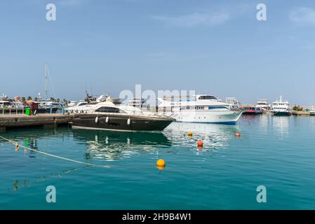 Hurghada, Égypte - 31 mai 2021 : yachts et bateaux touristiques dans la marina de Hurghada à Hurghada, ville balnéaire populaire le long de la côte de la mer Rouge de l'Égypte. Banque D'Images