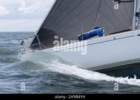 Les yachts à quille fixe sont vus en compétition lors de la série australienne de la voile 2021/22 à Port Phillip Bay, Melbourne. Banque D'Images