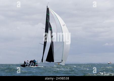 Les yachts à quille fixe sont vus en compétition lors de la série australienne de la voile 2021/22 à Port Phillip Bay, Melbourne. Banque D'Images