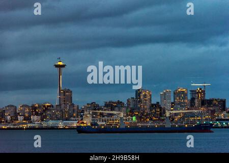 Vue sur les hauts immeubles de Seattle le long du front de mer, Seattle, État de Washington, États-Unis Banque D'Images