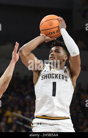 Wichita, Kansas, États-Unis.05e décembre 2021.Les Shockers de l'État de Wichita gardent Tyson Etienne (1) tire un coup de pouce pendant le match de basket-ball de la NCAA entre les Wildcats de l'État du Kansas et les Shockers de l'État de Wichita à l'Intrust Bank Arena à Wichita, Kansas.Kendall Shaw/CSM/Alay Live News Banque D'Images