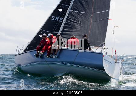 Les yachts à quille fixe sont vus en compétition lors de la série australienne de la voile 2021/22 à Port Phillip Bay, Melbourne. Banque D'Images