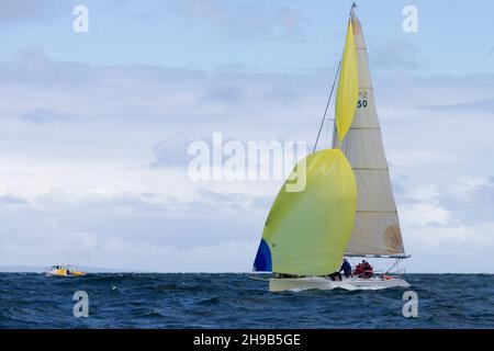 Les yachts à quille fixe sont vus en compétition lors de la série australienne de la voile 2021/22 à Port Phillip Bay, Melbourne. Banque D'Images