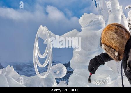 Artiste travaillant sur la sculpture sur glace pendant le Ice Magic Festival, Lake Louise, parc national Banff, Alberta, Canada Banque D'Images