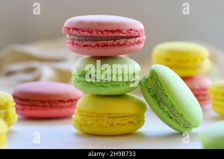 gâteaux de macarons multicolores. macarons rouges, verts et jaunes.Macaron en gros plan Banque D'Images