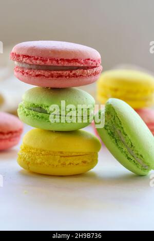 gâteaux de macarons multicolores. macarons rouges, verts et jaunes.Macaron en gros plan Banque D'Images