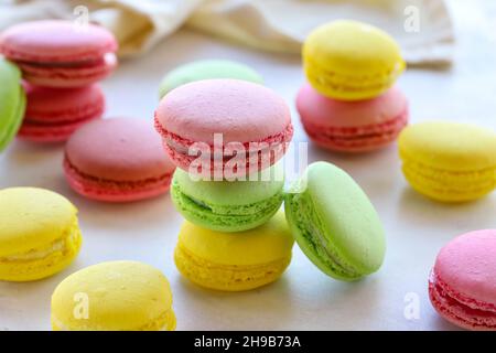 gâteaux de macarons multicolores. macarons rouges, verts et jaunes.Macaron en gros plan Banque D'Images