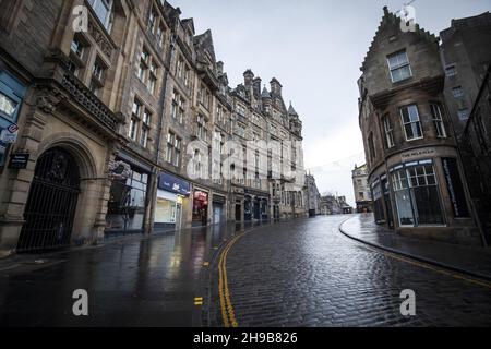 Photo de dossier datée du 26/12/2021 de boutiques à Édimbourg.L'Écosse a perdu près de 20,000 petites entreprises au cours d'une seule année de la crise de Covid, indique la Fédération des petites entreprises (FSB).Et elle exhorte la secrétaire aux Finances Kate Forbes à présenter de nouvelles mesures pour aider à la reprise des entreprises locales dans le budget de 2022-23 du 9 décembre.Date de publication : lundi 6 décembre 2021. Banque D'Images