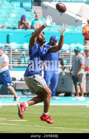 Dimanche 5 décembre 2021 ; Miami Gardens, FL États-Unis ; L'arrière défensif des Giants de New York Keion Crossen (31) attrape une passe pendant les échauffements avant un match de la NFL contre les Dolphins de Miami au Hard Rock Stadium. Les dauphins ont battu les géants 20-9. (Kim Hukari/image du sport) Banque D'Images