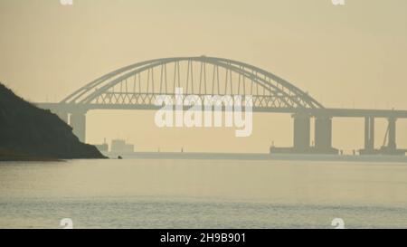 Vue sur le pont au-dessus de la rivière avec les navires de passage.Prise de vue.Délai écoulé.Mouvement des navires de navigation sur la rivière en début de matinée. Banque D'Images