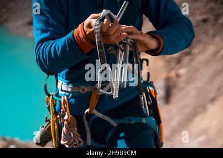 L'homme tient une équipe de glace dans ses mains. Banque D'Images