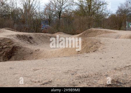 Parc de skate et piste de vélo tout-terrain pour les enfants en automne Banque D'Images