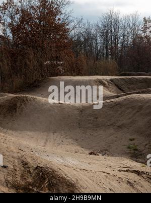 Parc de skate et piste de vélo tout-terrain pour les enfants en automne Banque D'Images