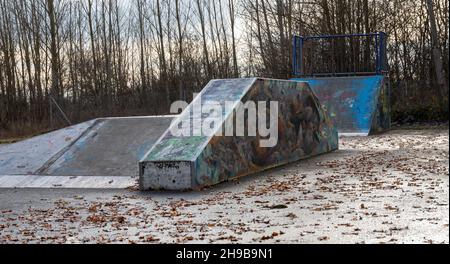 Parc de skate et piste de vélo tout-terrain pour les enfants en automne Banque D'Images