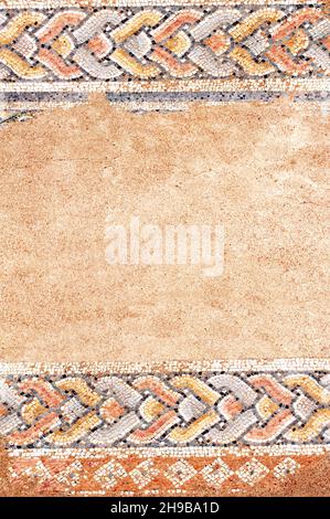 Fragment de mosaïque antique aux Grands bains, Dion, Pieria, Grèce.Cadre en mosaïque ancien avec espace de copie pour le texte Banque D'Images