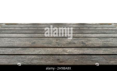 Vue en perspective d'une ancienne table en bois, d'une ancienne table en bois ou d'un parquet abîmé, d'une ancienne table en bois isolée et vide sur fond blanc. Banque D'Images
