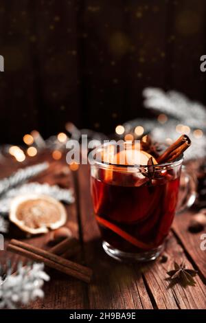 Verre de vin chaud sur table et fond en bois. Concept de l'heure de Noël Banque D'Images