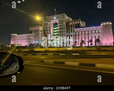 Vue de nuit du Ministère de l'intérieur à Doha par la fenêtre de voiture Banque D'Images