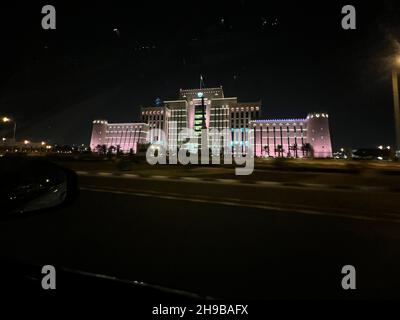 Vue de nuit du Ministère de l'intérieur à Doha par la fenêtre de voiture Banque D'Images