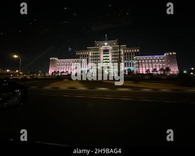 Vue de nuit du Ministère de l'intérieur à Doha par la fenêtre de voiture Banque D'Images