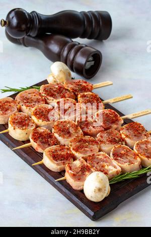 Brochettes de poulet sur fond de bois Banque D'Images