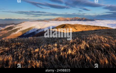 Beau lever de soleil. Nuages sur les montagnes. Paysage d'automne Banque D'Images