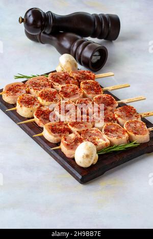 Brochettes de poulet sur fond de bois Banque D'Images