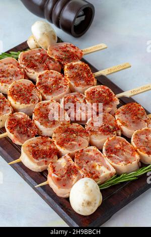 Brochettes de poulet sur fond de bois Banque D'Images