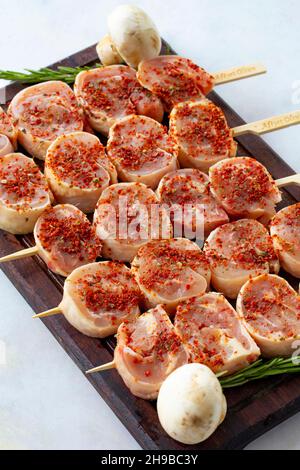 Brochettes de poulet sur fond de bois Banque D'Images