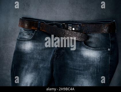 fait partie d'un jean noir tendance pour hommes avec une ceinture en cuir. style urbain Banque D'Images