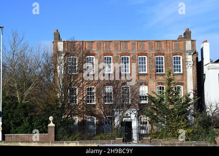 Bâtiment classé 2, salle Reydon, briques brunes de trois étages avec habillage rouge et fenêtres à guillotine Banque D'Images