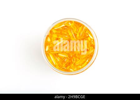 Isolat de l'huile de poisson dans des capsules de gélatine.Vitamines Omega en pilules dorées sur fond blanc vierge.Médecine, pharmacie, médicaments et huiles de multivitamines concept.Photo de haute qualité Banque D'Images