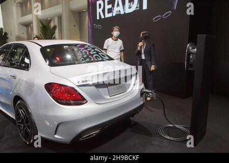 Parkked, Nonthaburi, Thaïlande.4 décembre 2021.Au stand Mercedes Benz, un nouveau véhicule électrique a été présenté.l'événement ''The 38e Motor Expo - Motor Expo 2021'' sous le concept de ''Happy Motor Vehicles'' (TEMPS de PROFITER!),Un lieu de rencontre et d'échange d'avis sur les amoureux des voitures cet événement rassemble les nouvelles voitures de l'année. Avec des promotions complètes pour la fin de l'année 2021, à partir du 1-12 décembre 2021 au BÂTIMENT IMPACT Challenger 1-3, Muang Thong Thani.(Credit image: © Atiwat Silpamethanont/Pacific Press via ZUMA Press Wire) Banque D'Images