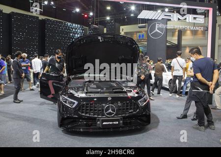 Parkked, Nonthaburi, Thaïlande.4 décembre 2021.Les visiteurs de l'exposition automobile qui regardent des voitures de Mercedes Benz.l'événement ''la 38e exposition automobile - Motor Expo 2021'' sous le concept de ''Happy Motor Vehicles'' (LE TEMPS de PROFITER!),Un lieu de rencontre et d'échange d'avis sur les amoureux des voitures cet événement rassemble les nouvelles voitures de l'année. Avec des promotions complètes pour la fin de l'année 2021, à partir du 1-12 décembre 2021 au BÂTIMENT IMPACT Challenger 1-3, Muang Thong Thani.(Credit image: © Atiwat Silpamethanont/Pacific Press via ZUMA Press Wire) Banque D'Images