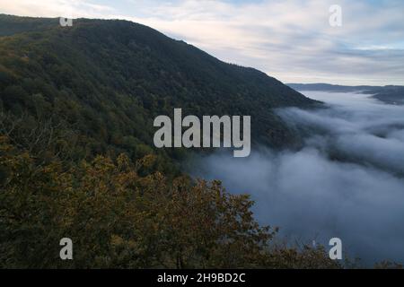 Brouillard montant sur les montagnes de la petite boucle Saar. Silence mystique sur la rivière Saar en Sarre. Banque D'Images