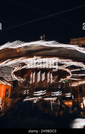 Carrousel pour enfants, illuminations nocturnes et nocturnes.Carrousel rétro tournant.Le mouvement de nuit s'estompent lorsque la lumière est striée dans un Banque D'Images