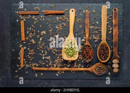 Sélection d'épices sur une table en bois sombre.Concept de cuisine alimentaire ou épicée, alimentation saine de fond. Banque D'Images