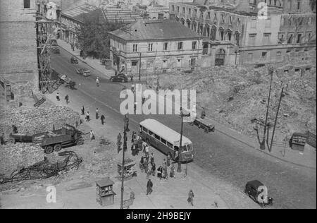 Varsovie, 1947-09.Panorama miasta z balkonu Banku Gospodarstwa Krajowego na rogu Al.Jerozolimskich i ul.Nowy Œwiat.Widoczny róg ulic: Nowy Œwiat i Smolna oraz po prawej ruiny pa³acu Branickich. po/mgs PAP Dok³adny dzieñ wydarzenia nieustalony.Varsovie, le 1947 septembre.Wladys³aw Forbert, caméraman de la Polish Newsreel, filmant le panorama de la ville depuis le balcon de la holding Bank nationale au coin de Jerozolimskie Alley et Nowy Swiat rue.Vue à l'angle de la rue Nowy Swiat et de la rue Smolna.Des ruines de droite de la pallace de Braniccy. po/mgs PAP Banque D'Images