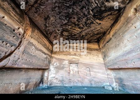 Intérieur d'un tombeau à Petra, Jordanie Banque D'Images