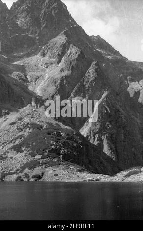 Zakopane, 1947-09.Tatry Wysokie.NZ. staw Morskie Oko i Miêguszowieckie Szczyty. po/mgs PAP Dok³adny dzieñ wydarzenia nieustalony.Zakopane, 1947 septembre.Montagnes High Tatra.Photo : Morskie Oko tarn et Mieguszowieckie Szczyty Mountain. po/mgs PAP Banque D'Images