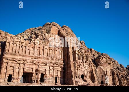 Vue sur les tombes royales de Petra, en Jordanie, avec un magnifique ciel bleu profond Banque D'Images