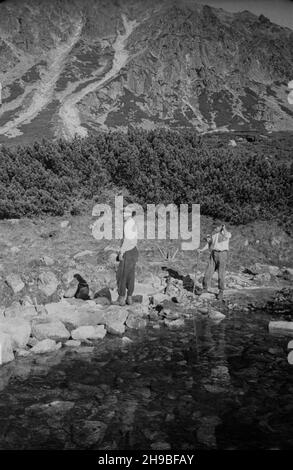 Zakopane, 1947-09.Tatry Wysokie.turyœci nad brzegiem Czarnego Stawu G¹sienicowego. po/mgs PAP Dok³adny dzieñ wydarzenia nieustalony.Zakopane, 1947 septembre.Montagnes High Tatra.Photo : à Czarny Staw Gasienicowy tarn. po/mgs PAP Banque D'Images