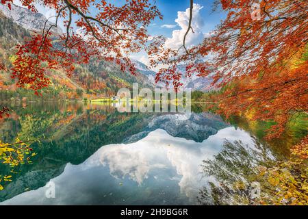 Superbe scène d'automne du lac Vorderer Langbathsee.Destination Poppular travell.Lieu: Vorderer Langbathsee, région de Salzkammergut, haute-Autriche, Banque D'Images