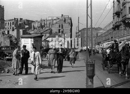 Varsovie, 1947-09.Widok na ulicê Brack¹ od Alej Jerozolimskich W kierunku pó³nocnym.Z prawej kamienice Bracka 16 i 18. bk/mgs PAP Dok³adny dzieñ wydarzenia nieustalony.Varsovie, le 1947 septembre.Rue Bracka. bk/mgs PAP Banque D'Images