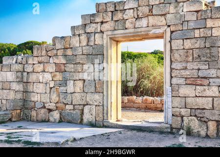 Magnifique coucher de soleil sur les ruines de la basilique dans la ville ancienne Chersonese - réserve historique et archéologique nationale. Sébastopol. Crimée Banque D'Images