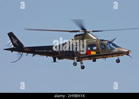 KECSKEMET, HONGRIE - 29 septembre 2013 : hélicoptère de l'armée de l'air belge Agusta A109 dans les airs Banque D'Images