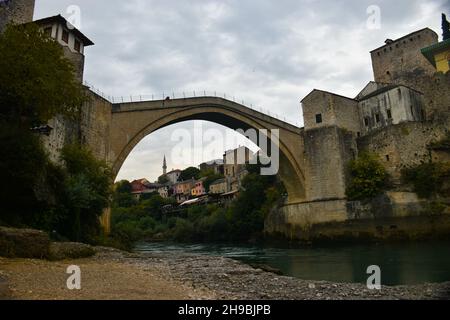 Vieux pont au-dessus de la rivière Neretva à Mostar, Bosnie-Herzégovine Banque D'Images