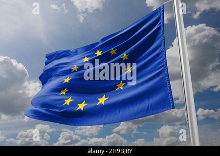 Le drapeau de l'UE est agité devant le bâtiment du Parlement européen.Bruxelles, Belgique Banque D'Images