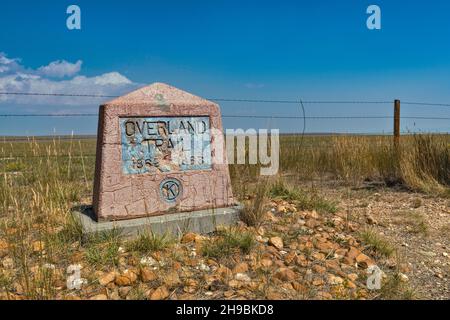 Marqueur Overland Trail, Snowy Range Road, State Highway 130, près de Laramie, Wyoming,ÉTATS-UNIS Banque D'Images