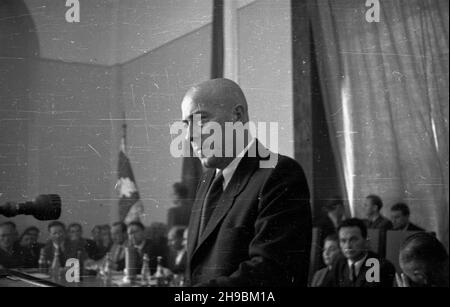 Szczecin, 1947-09-07.Trzeci Zjazd Przemys³owy Ziem Odzyskanych.Obrady W gmachu Muzeum Morskiego.NZ. Przemawia premier ministre Józef Cyrankiewicz. po/ms PAPSzczecin, 7 septembre 1947.Le 3ème Congrès industriel des territoires récupérés au Musée maritime.Photo: PM Jozef Cyrankiewicz. po/ms PAP Banque D'Images